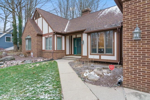 view of front of property featuring a front yard