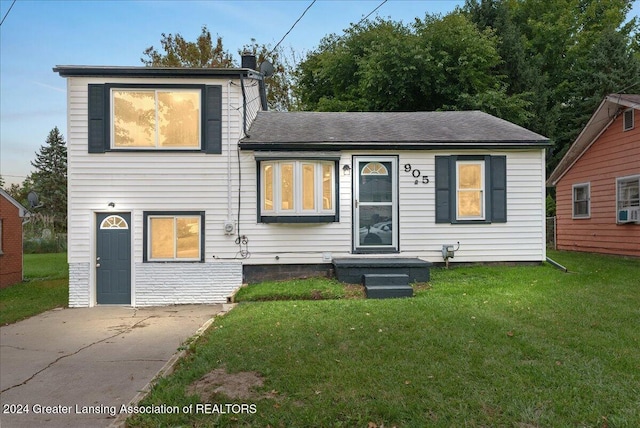 view of front of property featuring a front yard