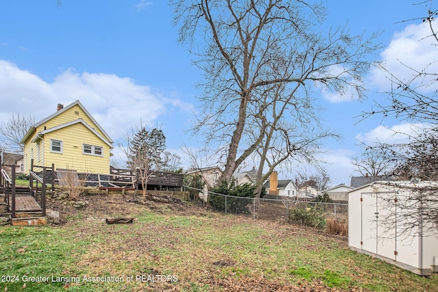 view of yard featuring a storage unit