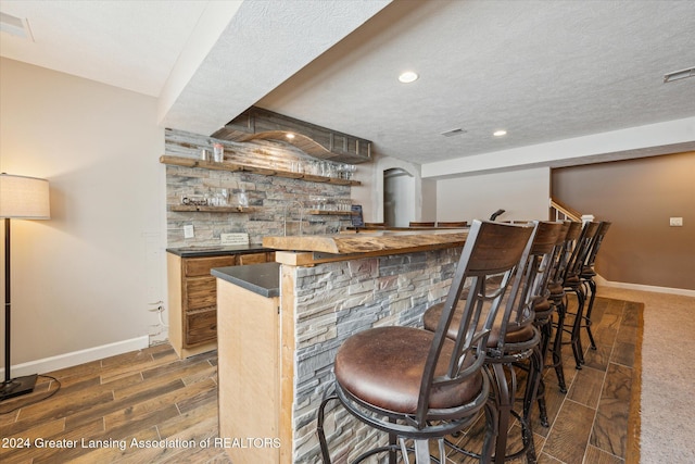 bar with a textured ceiling