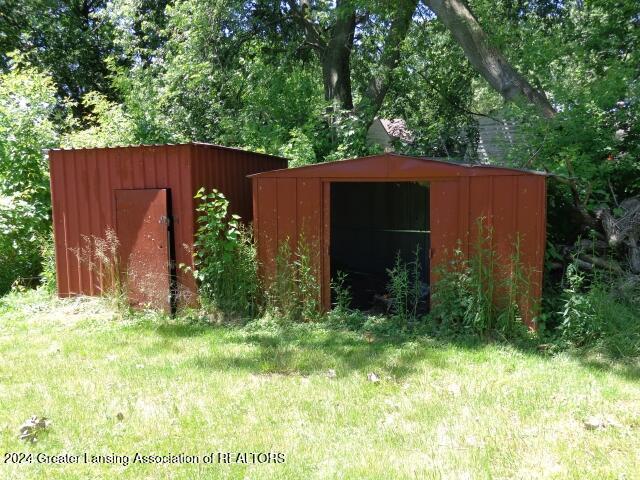 view of outdoor structure with a yard