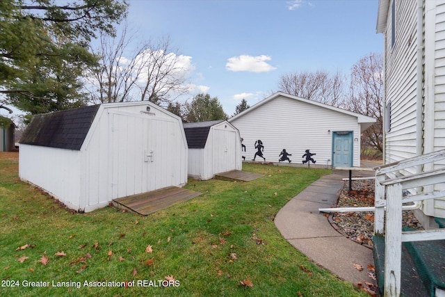 view of yard featuring a storage shed