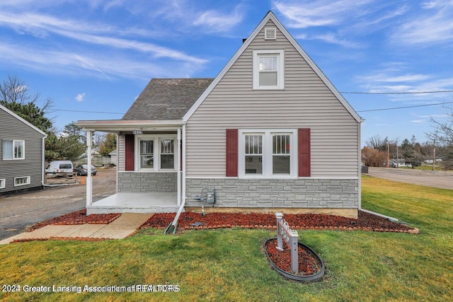 view of front facade featuring a front lawn