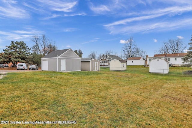 view of yard featuring an outdoor structure