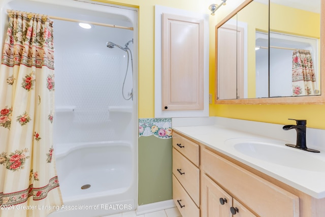 bathroom featuring a shower with curtain and vanity