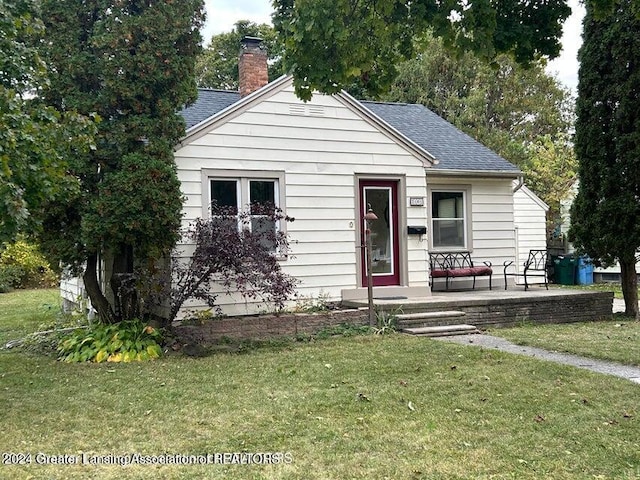 bungalow-style house featuring a front yard