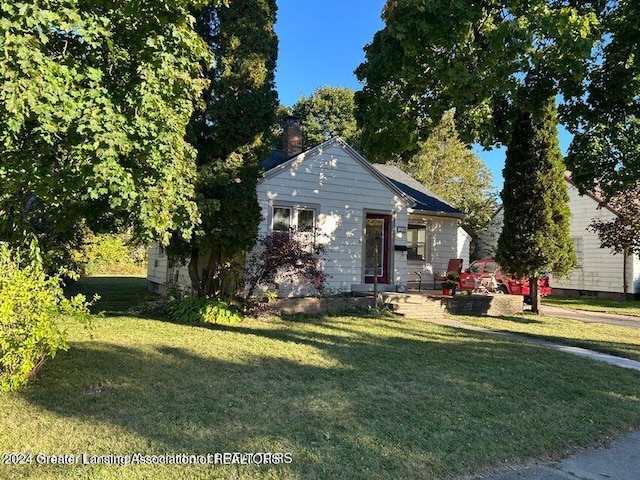 bungalow-style home featuring a front lawn