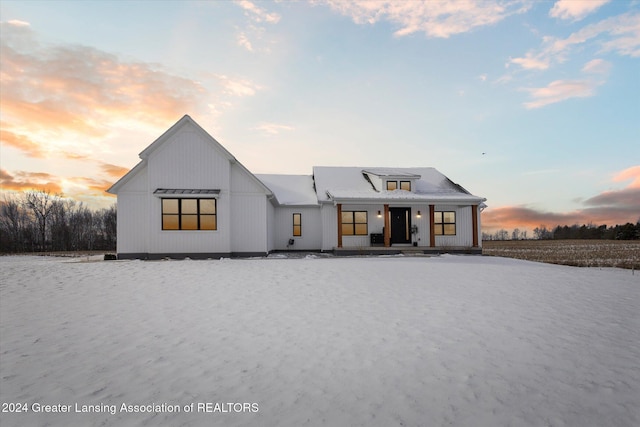 view of modern farmhouse style home