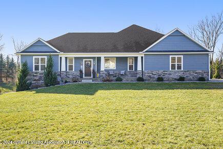 craftsman-style house featuring a front yard