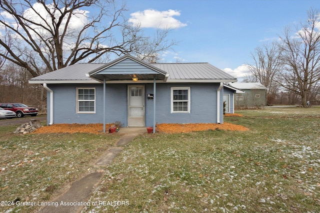 bungalow featuring a front lawn