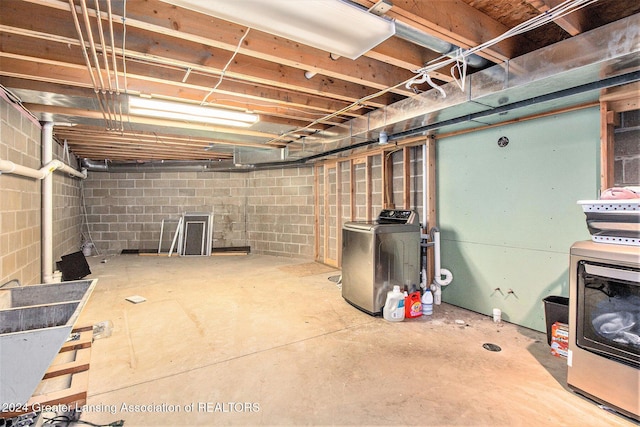 basement featuring washer / dryer