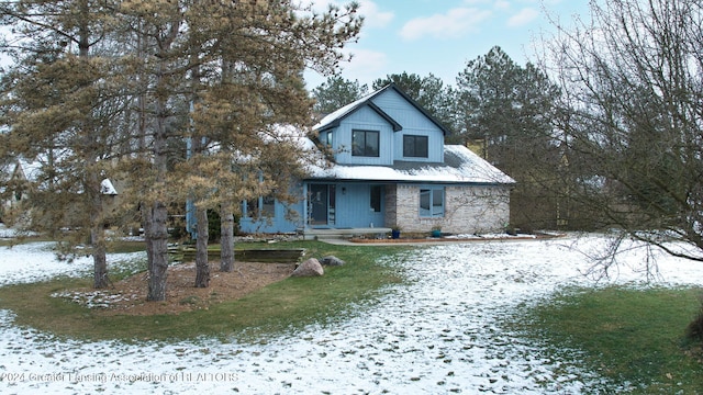 view of front of home featuring a lawn