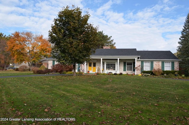 view of front of home featuring a front lawn