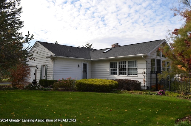 view of front of house featuring a front yard