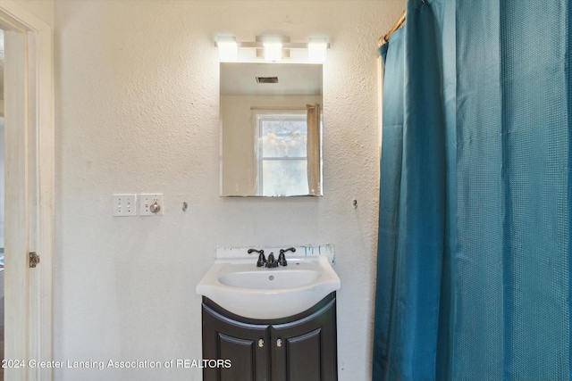 bathroom with a shower with shower curtain and vanity