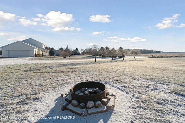 view of yard featuring a rural view