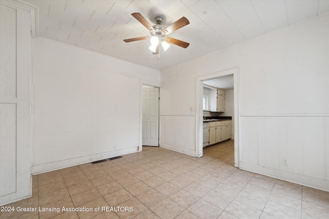 unfurnished room featuring ceiling fan