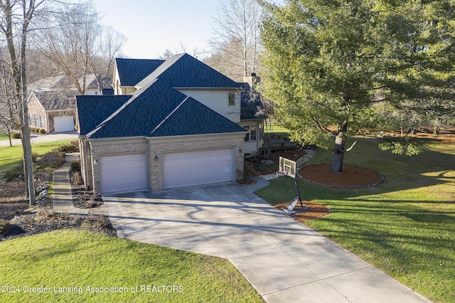 view of front of property featuring a front yard