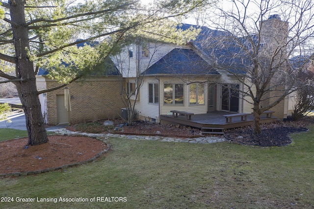 view of front of property featuring a front yard and a deck