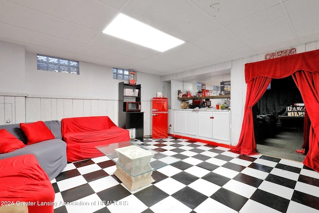 living room featuring a drop ceiling