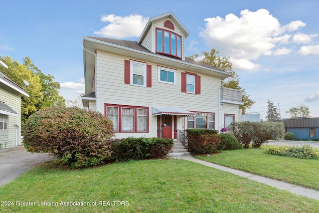 view of front of house featuring a front lawn