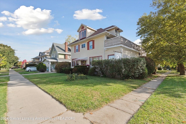 view of front facade featuring a front lawn