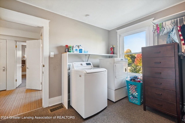 laundry area featuring carpet and independent washer and dryer