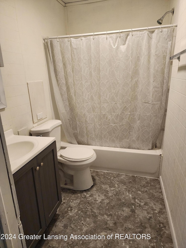 full bathroom with shower / tub combo with curtain, vanity, and toilet