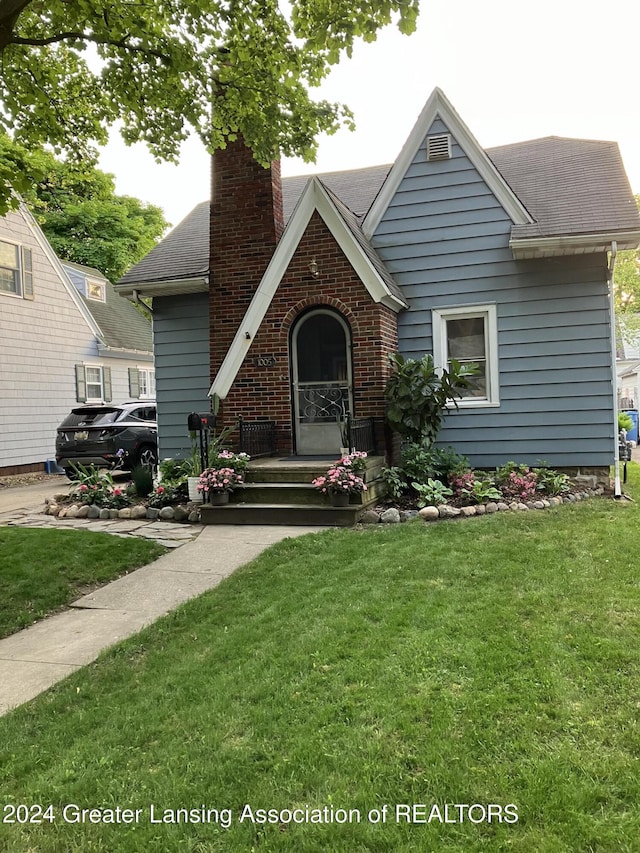 view of front of home with a front yard