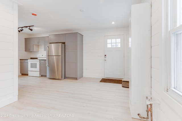 foyer entrance featuring crown molding and light hardwood / wood-style flooring