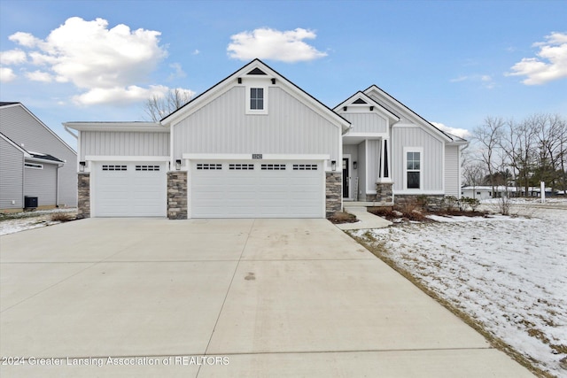 view of front facade featuring a garage