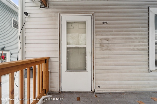 entrance to property featuring a deck