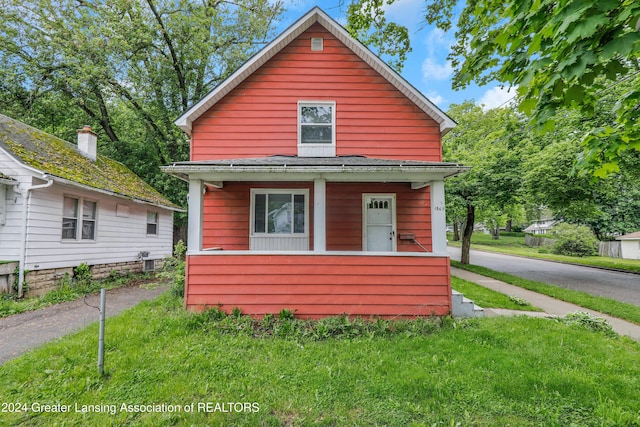 bungalow-style home featuring a front lawn