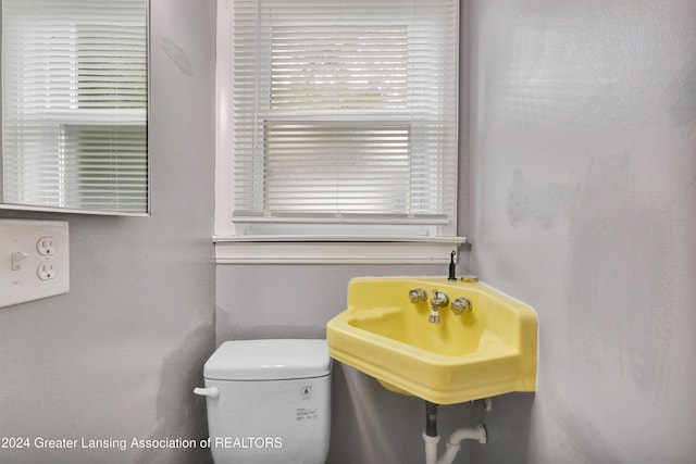 bathroom featuring sink and toilet