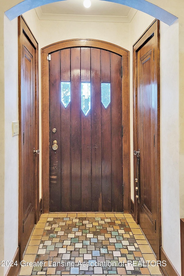 foyer with crown molding