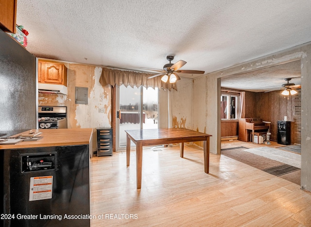 dining space with wine cooler, ceiling fan, a textured ceiling, and light hardwood / wood-style flooring