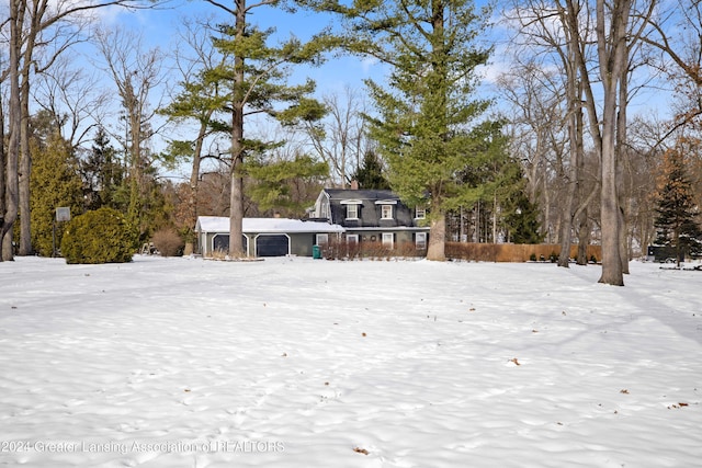 view of yard layered in snow