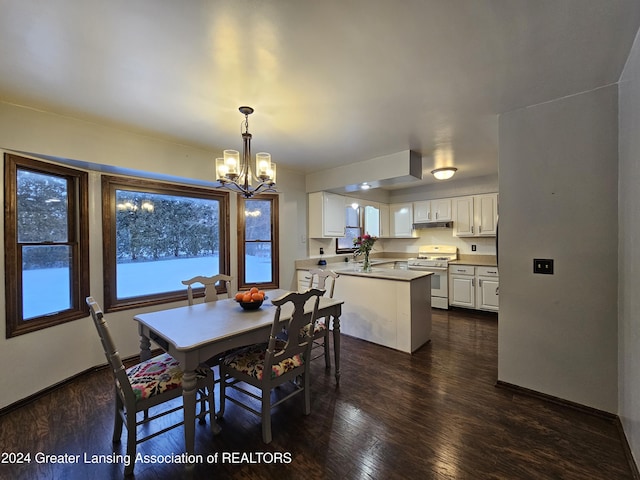 dining area with sink, a chandelier, and dark hardwood / wood-style floors