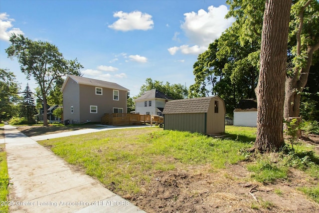 view of yard featuring a storage unit