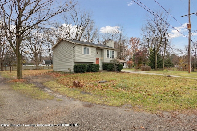 raised ranch featuring a front yard