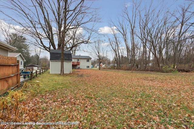 view of yard featuring a storage shed