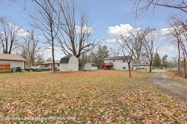 view of yard featuring a storage unit