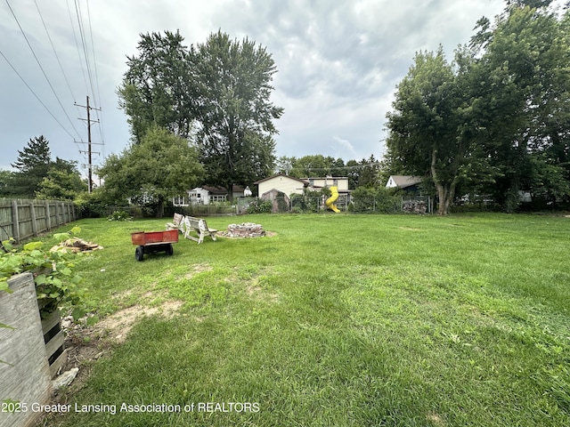 view of yard featuring a fire pit