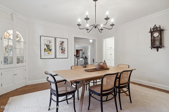 dining room featuring light wood-style floors, ornamental molding, and baseboards