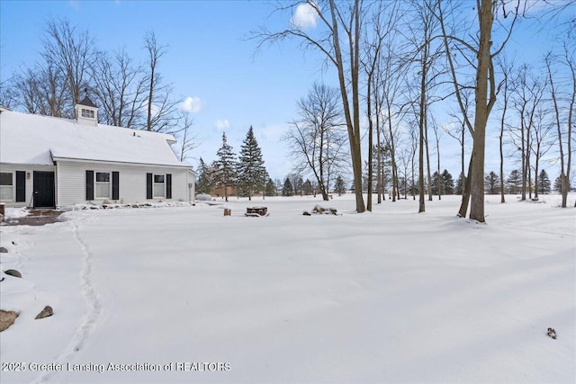 view of yard layered in snow