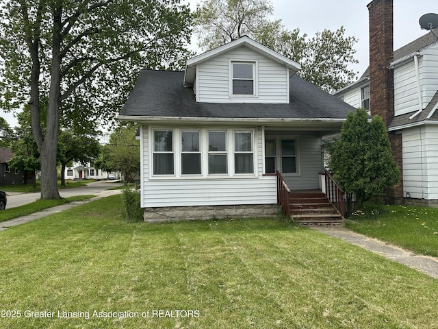 view of front facade with a front yard