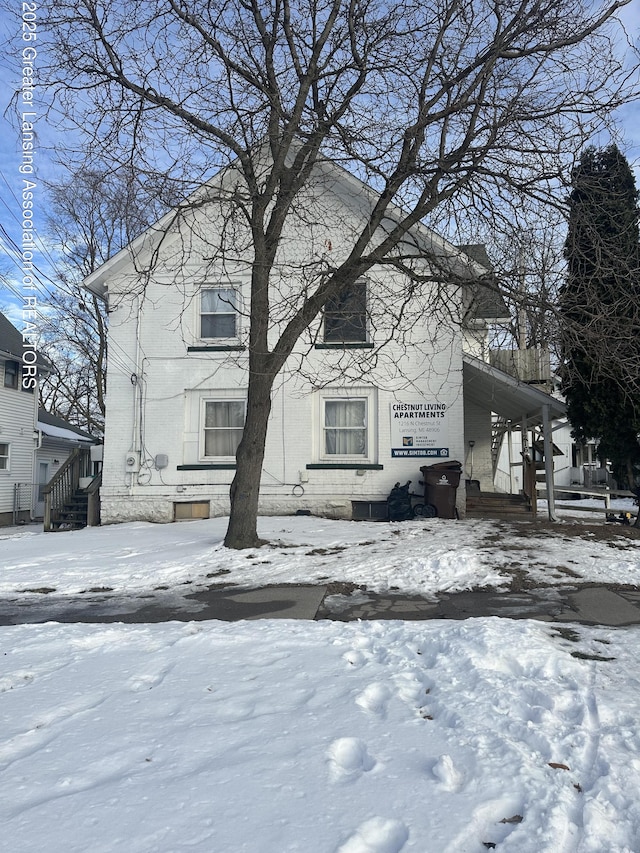 view of front of property featuring a carport