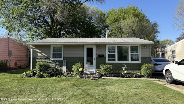 302 E Monroe St, Jackson, MI 49202 - bungalow-style house with a front lawn and stone siding