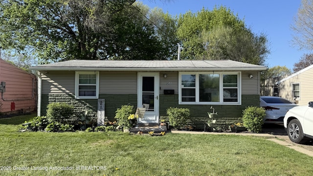 302 E Monroe St, Jackson, MI 49202 - bungalow-style home featuring stone siding and a front yard
