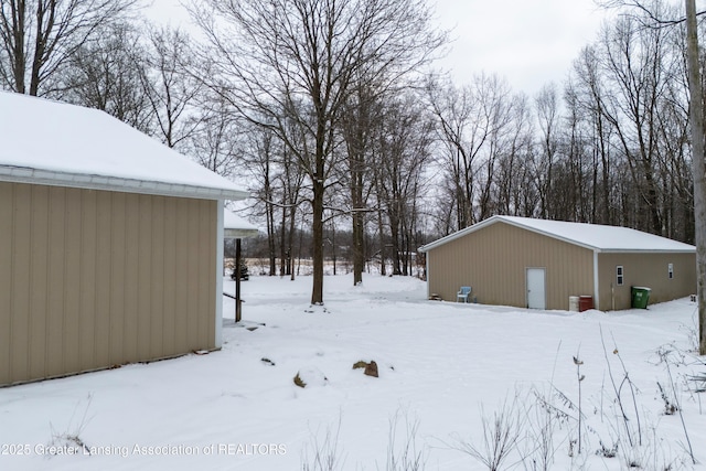 view of yard layered in snow